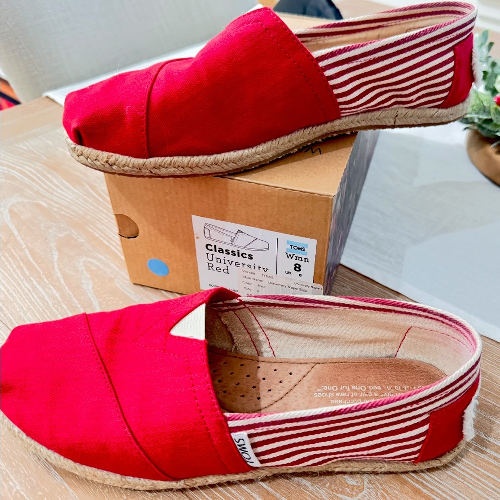 Tom’s red classic shoe. Worn a few times . Good condition.